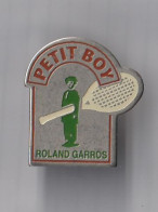 PIN'S THEME TENNIS  ROLAND  GARROS  SPONSOR PETIT BOY - Tennis