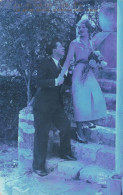 COUPLES - Un Couple - Un Homme Tenant La Main D'une Femme - Sur Un Escalier - Carte Postale Ancienne - Paare