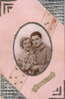 80 - CARTE COUPLE D' AMOUREUX . TISSUS PAILLETTES SOLDAT DATE DES PERMISSIONS .  SCAN R. V. - Mechanical