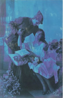 COUPLES - Un Couple - Un Homme Tenant La Main D'une Femme - Une Femme Tenant Un Livre Et Assise - Carte Postale Ancienne - Parejas