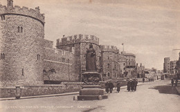 QUEEN VICTORIA'S STATUE WINDSOR CASTLE - Windsor Castle