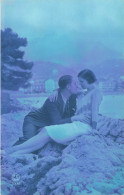 COUPLES - Un Couple - Un Homme Et Une Femme S'enlaçant Sur Un Rocher - Carte Postale Ancienne - Coppie