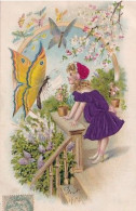 PAPILLONS ET LA FILLETTE    ROBE ET BONNET EN SOIE       CARTE EN RELIEF - Mariposas