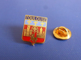 Pin's Blason Toulouse Fleur De Lys Chateau Chien (UA24) - Cities