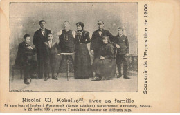 RUSSIE #MK42102 NICOLAI W. KOBELKOFF AVEC SA FAMILLE EXPOSITION 1900 SPECTACLE - Rusland