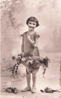 ENFANTS - Un Enfant Portant Un Sac Où Il Y A Des Fleurs - Souriante - Seule - Jeune Fille - Carte Postale Ancienne - Autres & Non Classés