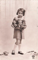 ENFANTS - Un Enfant Portant Un Bouquet De Fleur - Souriante - Seule - Jeune Fille - Carte Postale Ancienne - Autres & Non Classés