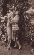 COUPLES - Un Couple - Un Homme Et Une Femme S'enlaçant Et S'embrassant - Carte Postale Ancienne - Paare