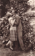 COUPLES - Un Couple - Un Homme Et Une Femme S'enlaçant Et S'embrassant - Carte Postale Ancienne - Koppels