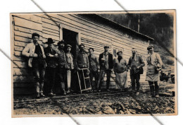 Photo Carte  - Groupe D'ouvriers Avec Outils - Scierie, Menuiserie,... A SITUER - +/- 1935 - Métier ( M7) - Artisanat