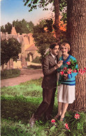 COUPLES - Un Couple - Une Femme Tenant Un Bouquet De Fleur à Côté D'un Homme - Colorisé - Carte Postale Ancienne - Paare