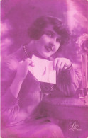 FANTAISIES - Femmes - Une Femme Souriante Assise Sur Une Chaise Tenant Un Lettre Dans Sa Main - Carte Postale Ancienne - Femmes