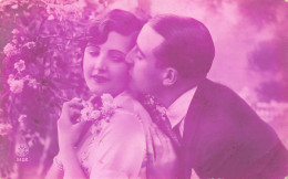 COUPLES - Un Couple - Un Homme Faisant La Bise à Une Femme - Une Femme Avec Une Fleur - Carte Postale Ancienne - Parejas