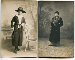 LOT DE 2 * Ancienne Photo Carte Studio Non Datée * Jeune Femme Très élégante Magnifique Chapeau Pour La 1ère - Fashion