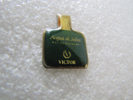 PIN'S    PARFUM  VICTOR  ACQUA  DI  SELVA - Perfumes