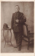 MILITARIA - Personnage - Un Soldat En Uniforme - Carte Postale Ancienne - Personaggi