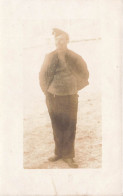 MILITARIA - Personnage - Un Soldat En Uniforme Sur Le Front - Carte Postale Ancienne - Personaggi