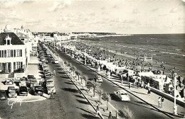 Automobiles - Les Sables D'Olonne - Le Remblai Et La Plage - CPSM Format CPA - Voir Scans Recto-Verso - PKW