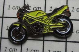 310c Pin's Pins / Beau Et Rare / MOTOS / GROSSE MOTO JAUNE ET NOIRE FAISANT DE LA ROUE AVANT - Motos