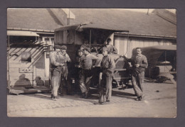 Carte Photo Groupe De Militaires Mécanos Mutilé Prothese Jambe De Bois Camion Fiat Old Truck Garage  ( 58713 ) - Camión & Camioneta