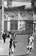 "Streets Of Greenock, 1954" Children, Workers, Docks, Shipbuilding Yards, River Clyde, Glasgow Fair [CPM Nostalgia Card] - Groupes D'enfants & Familles