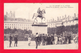 F-69-Lyon-93Ph81  Le Sport à La Mode, Champions Au Diabolo, Jouant Place Bellecour, Animation, Cpa BE - Lyon 2