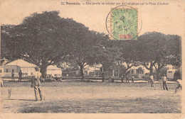 NOUVELLE CALEDONIE - NOUMEA - Une Partie De Cricket Par Les Indigènes Sur La Place D' Armes  - Carte Postale Ancienne - Nueva Caledonia