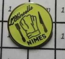 719 Pin's Pins / Beau Et Rare / ALIMENTATION / RESTAURANT L'ETINCELLE NIMES TOQUE COUTEAU FOURCHETTE - Lebensmittel