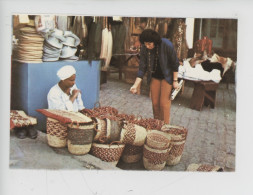 Egypte, Aswan, Assouan, Syene - Bazaar Bazar Avec Des Offafs (cp Vierge) Marché Panier.... - Port-Saïd