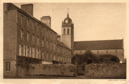 - L'Abbaye - L'Eglise Vue De La Cour D'Honneur - ( C2060 ) - Bricquebec