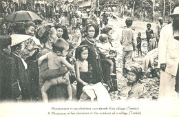 Carte Postale Ancienne -- Missionnaire Et Ses Chrétiens Aux Abords D'un Village ( TONKIN ).   (2 Scans) - Viêt-Nam