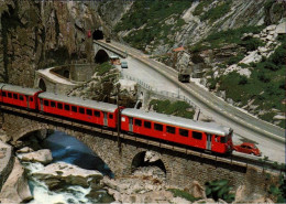 ! Moderne Ansichtskarte Eisenbahn, Schöllenenbahn, Gotthardstraße, Teufelsbrücke, Schweiz - Treni