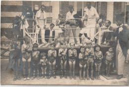 Superbe Carte Photo,  Deux Enfants Combat De Boxe Sur Un Ring Improvisé ( Sûrement Une Fête ) Et Autres Enfants - Boxe