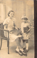 CARTE PHOTO MERE ET SA FILLE TENANT DES LIVRES CIRCA 1910 DOS DIVISE NON ECRIT - Children And Family Groups