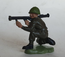 FIGURINE SOLDAT ANGLAIS VINTAGE HANDPAINTED BRITAINS TIREUR BAZOOKA A GENOUX - Army