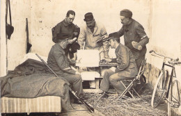 PHOTOGRAPHIE - Carte Photo De Militaires En 1914 Autour D'une Table - Fusil Et Vélo - Militaria - Carte Postale Ancienne - Fotografie