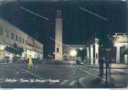 Ab651 Cartolina Sabaudia Piazza Del Comune Notturno Provincia Di Latina - Latina