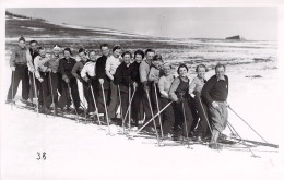 PHOTOGRAPHIE - Sport D'hiver - Ski - Carte Photo D'un Groupe De Skieurs - Carte Postale Ancienne - Fotografie