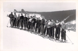 PHOTOGRAPHIE - Sport D'hiver - Ski - Carte Photo D'un Groupe De Skieurs - Carte Postale Ancienne - Photographs