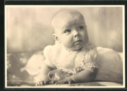 AK Prinses Irene Als Bezauberndes Baby Im Weissen Kleidchen  - Familias Reales
