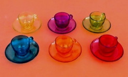 Années 1970   6 Tasses / Soucoupes à Café  Verre Coloré - Verre & Cristal