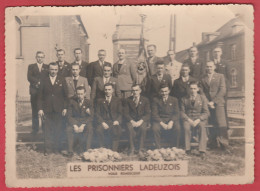 Ladeuze - Grande Photo Des Prisonniers Ladeuzois , Au Pied Du Monument ( Voir Verso ) - Chièvres