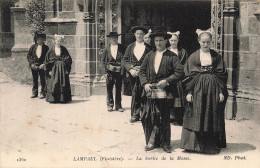 FRANCE - Lampaul - La Sortie De La Messe - Carte Postale Ancienne - Lampaul-Guimiliau