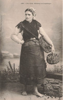 FOLKLORE - Costumes - L'île Tudy - Pêcheuse De Coquillages - Carte Postale Ancienne - Costumi