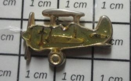 411B Pin's Pins / Beau Et Rare / AVIATION / PETIT AVION METAL JAUNE ET EMAIL GRIS - Vliegtuigen