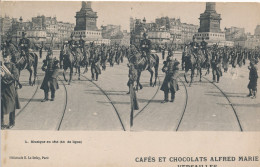 CPA STÉRÉO. Publicitaire Cafés Et Chocolats Alfred Marie Versailles. Militaires Musique En Tête (40 De Ligne) / CPAS21 - Kasernen