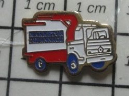 511c Pin's Pins / Rare Et De Belle Qualité / TRANSPORTS / CAMION ROUGE ET BLANC DE DEPANNAGE - Transports