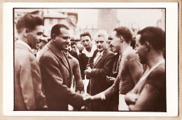 04746 / Carte-Photo Foot 1930s Footballeur à Identifier Remerciement Joueur Par Officiel Cérémonie - Football