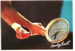 04760 / TENNIS PRET ? SERVEZ ! Raquette Bois  PUMA Photo Agence Gérard VANDYSTADT 1990 N°45 NUGERON - Tennis