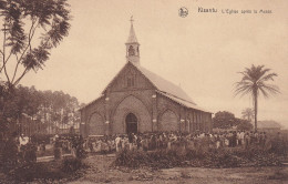 Kisantu L'Eglise Après La Messe - Belgisch-Congo